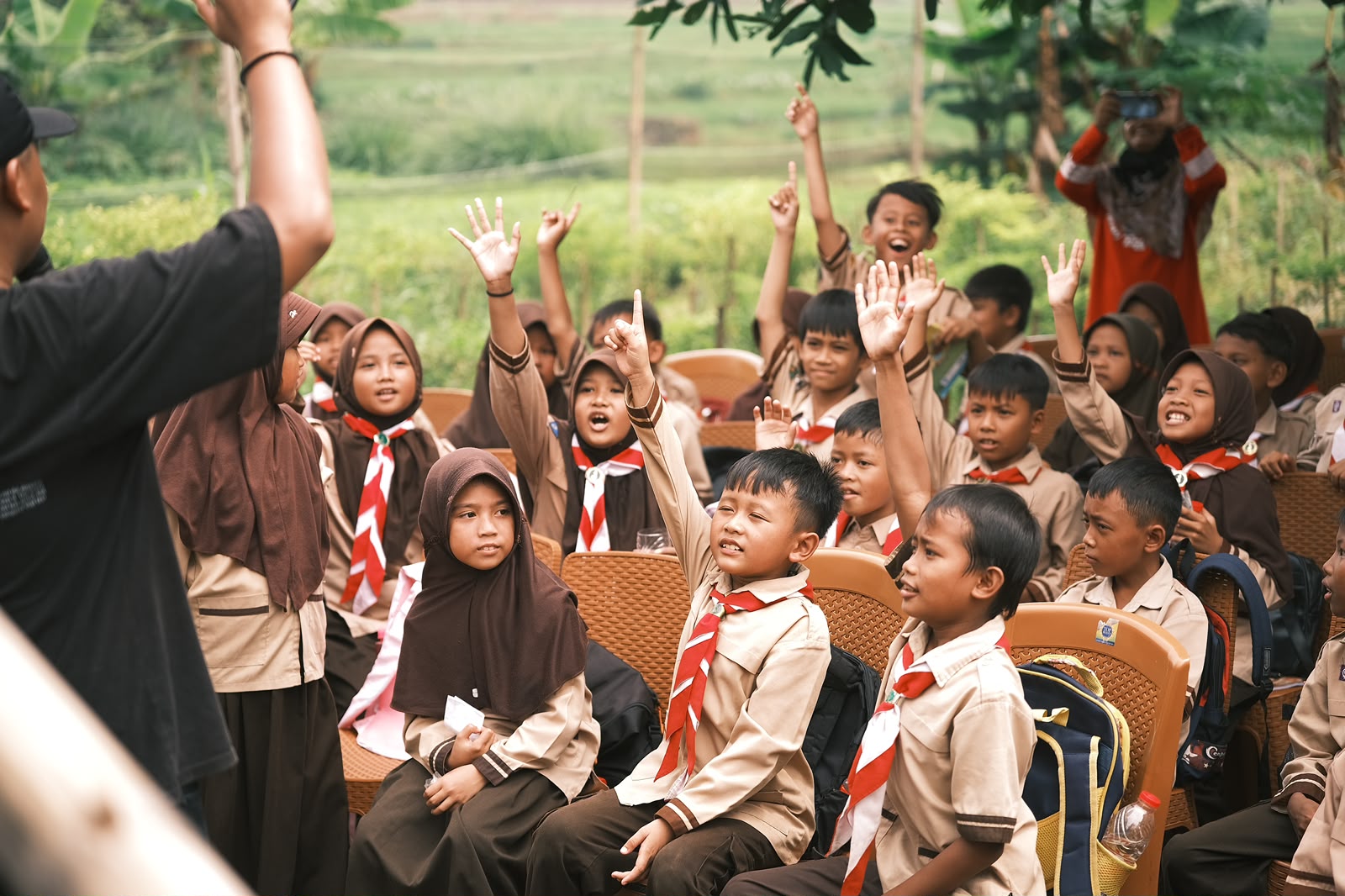 Anak-anak sekolah antusias mengikuti eduwisata di kebun Dhawuh Bumi